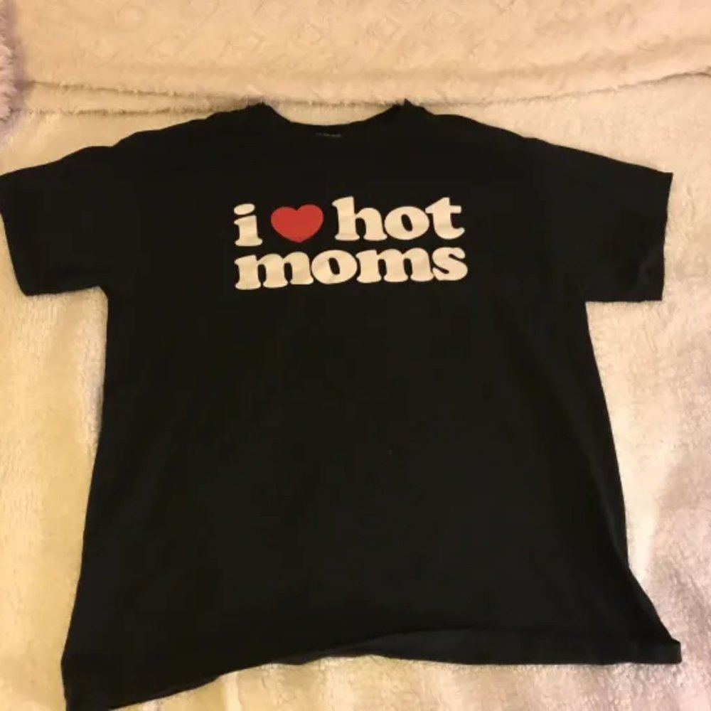 i love hot moms shirt